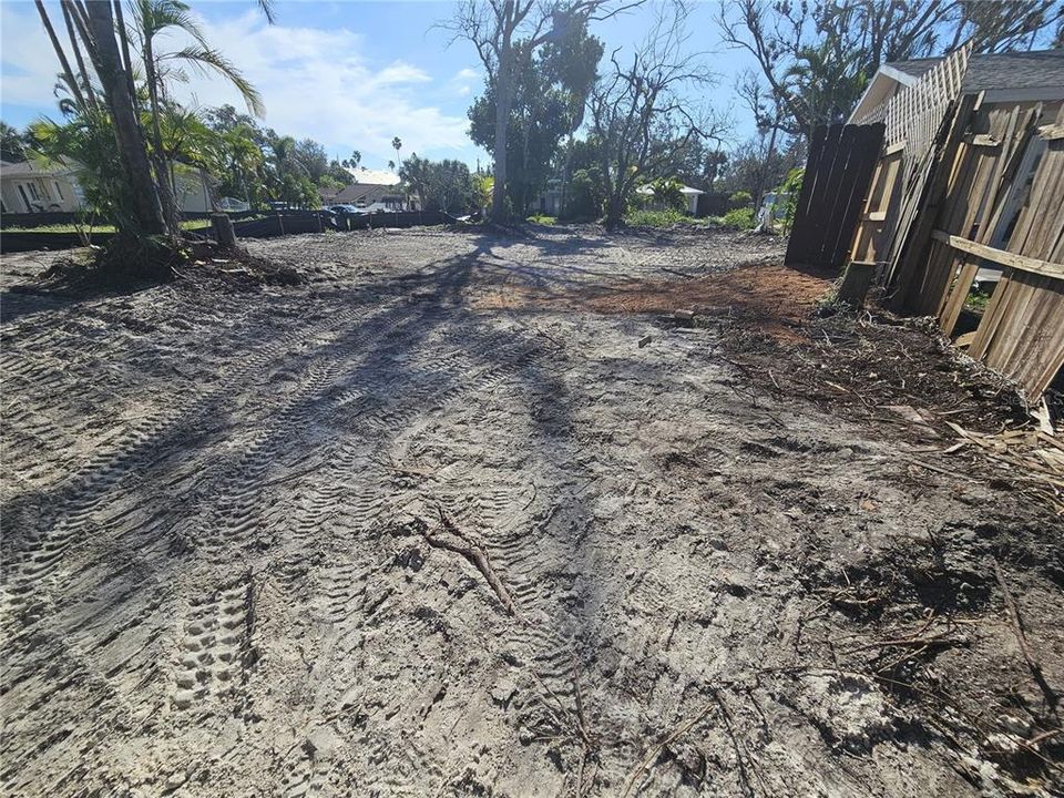 合同活跃: $470,000 (0.12 acres)