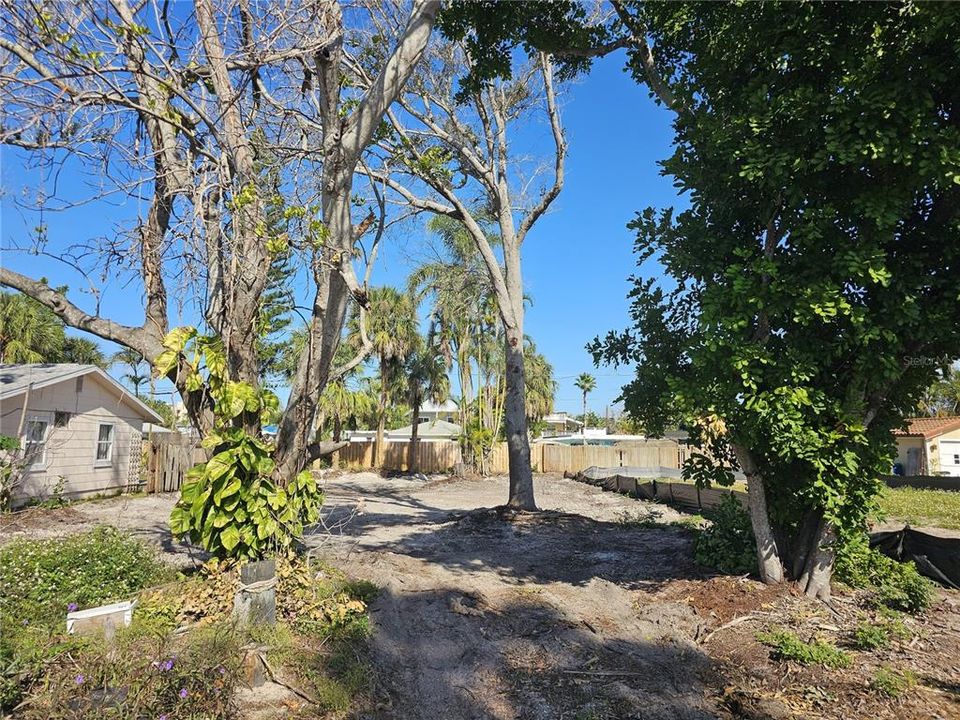 合同活跃: $470,000 (0.12 acres)