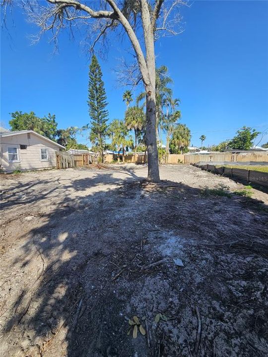 合同活跃: $470,000 (0.12 acres)