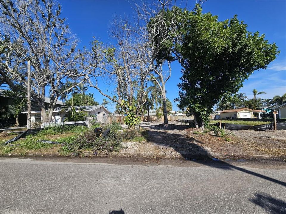 合同活跃: $470,000 (0.12 acres)