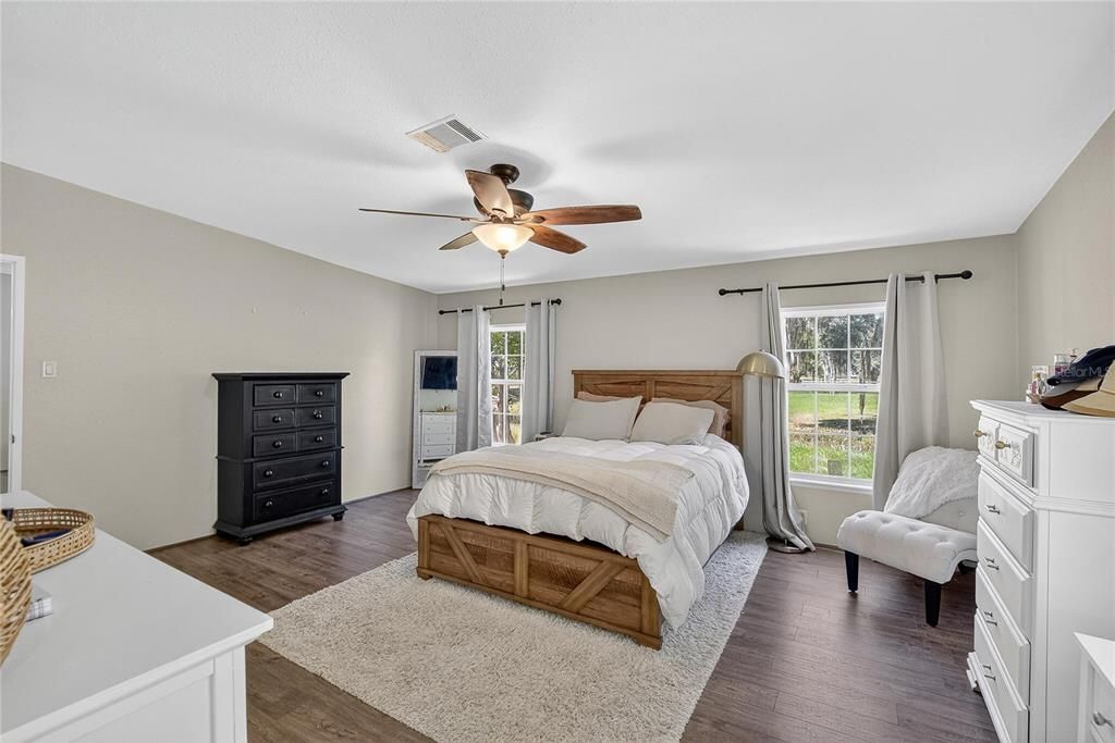 En Venta: $409,900 (4 camas, 2 baños, 2356 Pies cuadrados)