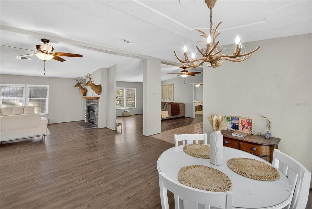 En Venta: $409,900 (4 camas, 2 baños, 2356 Pies cuadrados)