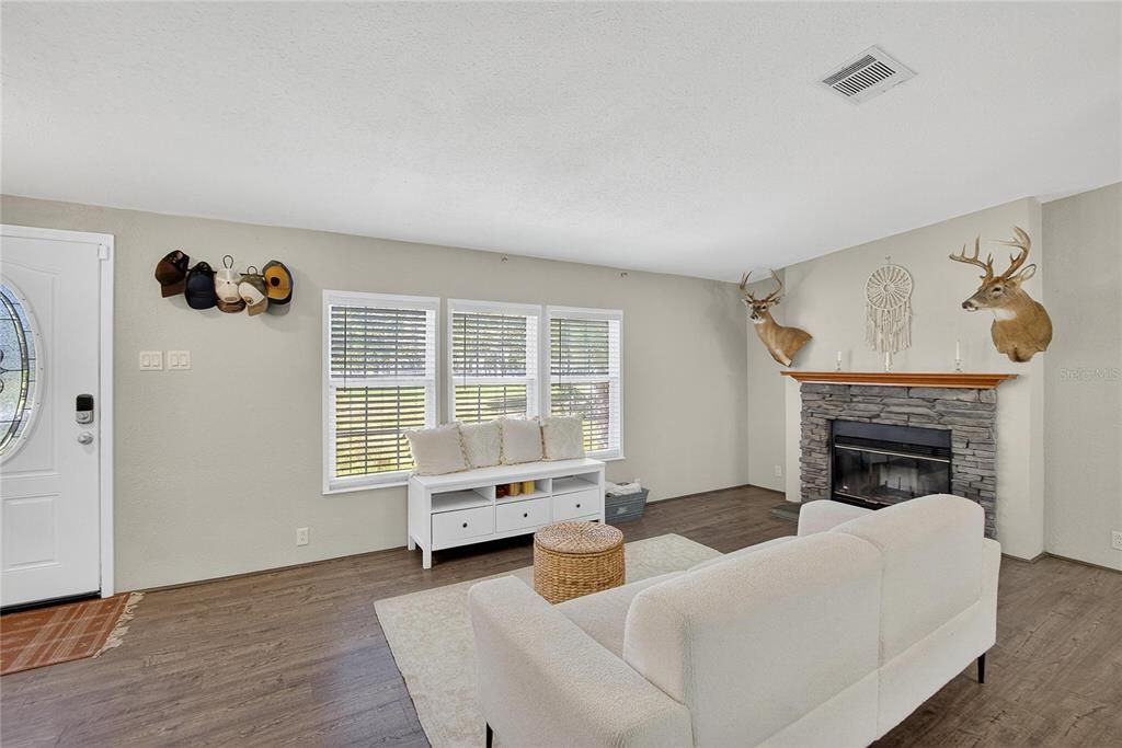 En Venta: $409,900 (4 camas, 2 baños, 2356 Pies cuadrados)