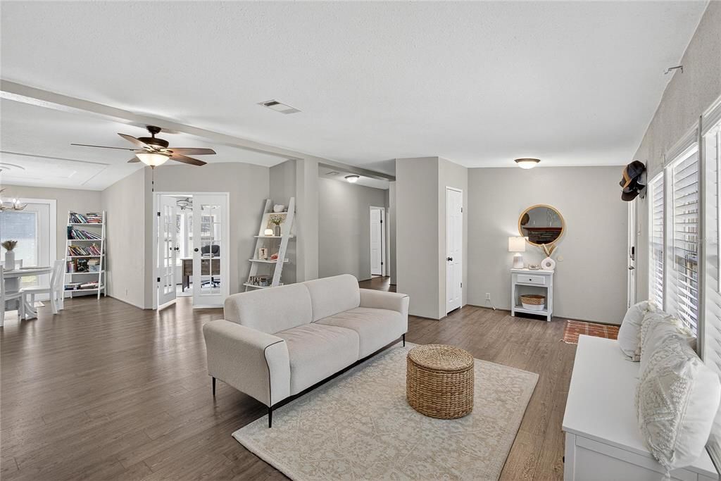 En Venta: $409,900 (4 camas, 2 baños, 2356 Pies cuadrados)