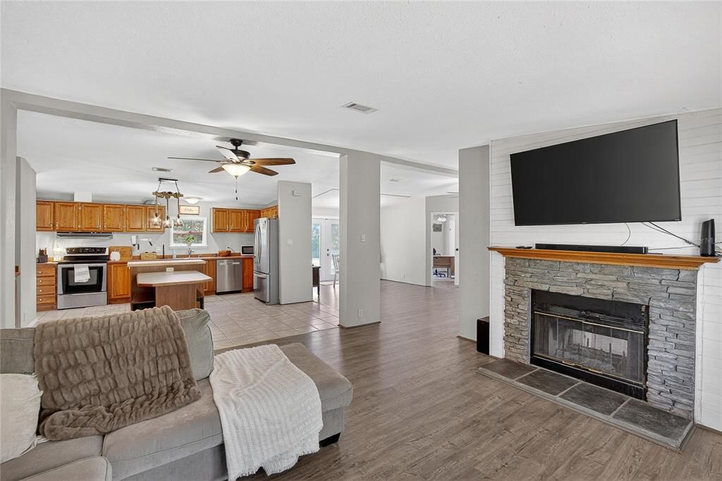 En Venta: $409,900 (4 camas, 2 baños, 2356 Pies cuadrados)