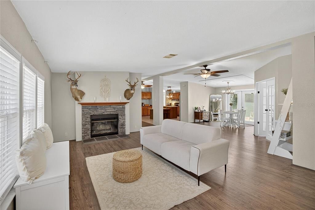 En Venta: $409,900 (4 camas, 2 baños, 2356 Pies cuadrados)