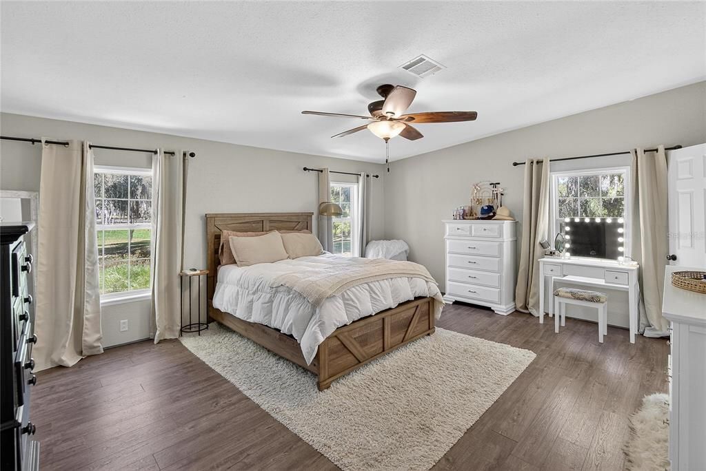 En Venta: $409,900 (4 camas, 2 baños, 2356 Pies cuadrados)