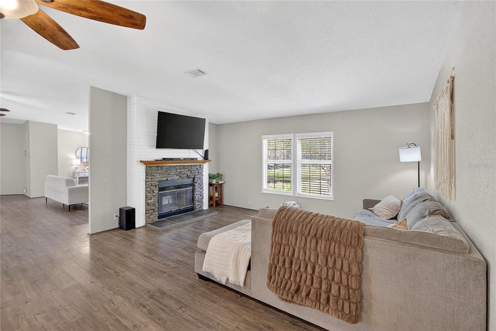 En Venta: $409,900 (4 camas, 2 baños, 2356 Pies cuadrados)