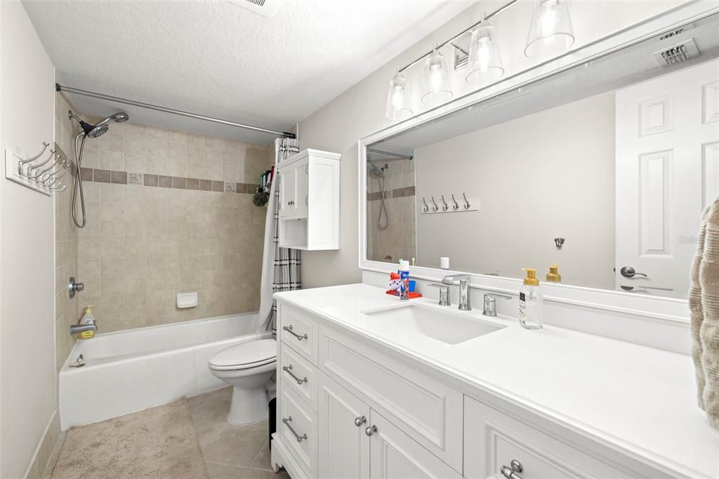 На продажу: $265,000 (2 спален, 1 ванн, 914 Квадратных фут)