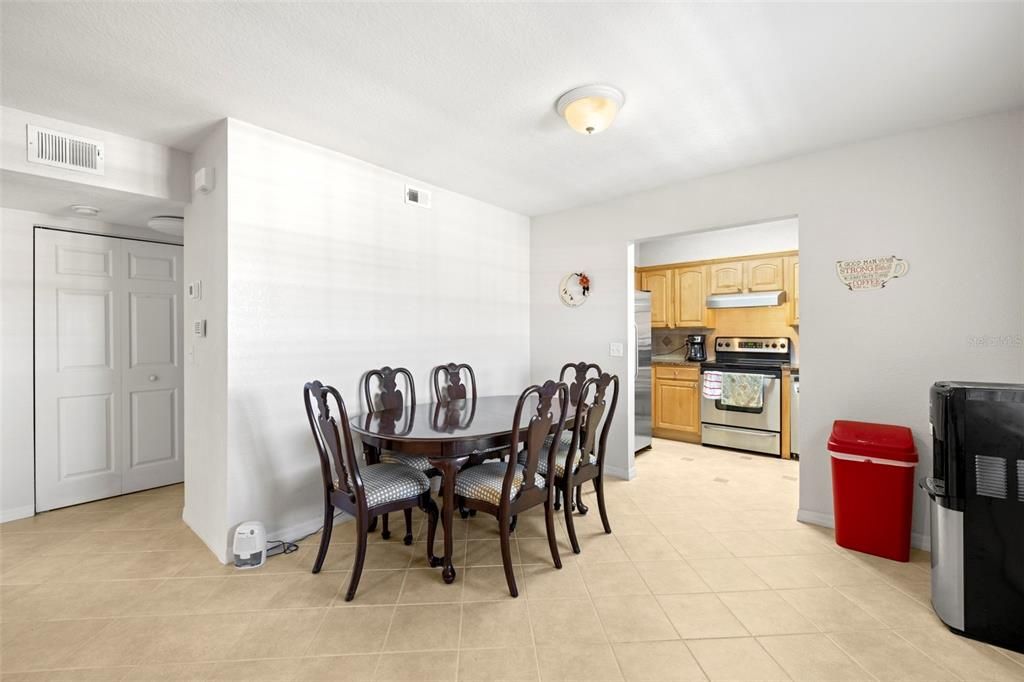 На продажу: $265,000 (2 спален, 1 ванн, 914 Квадратных фут)