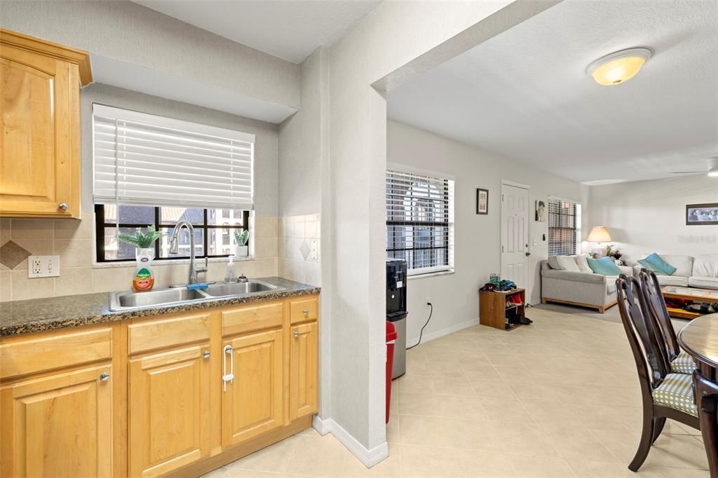 На продажу: $265,000 (2 спален, 1 ванн, 914 Квадратных фут)