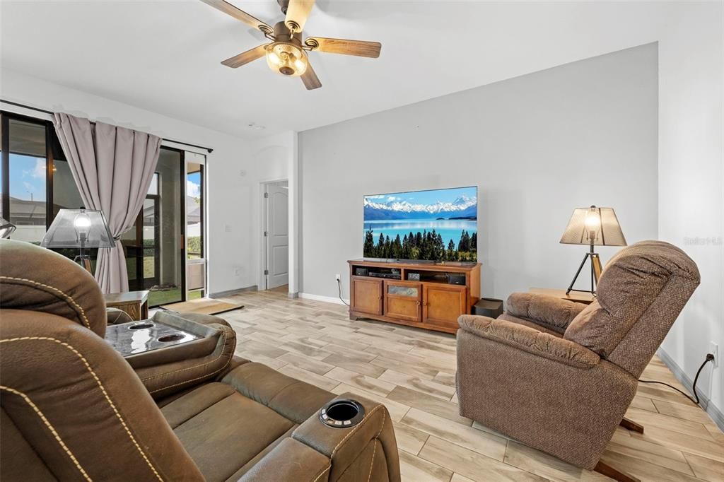 For Sale: $326,000 (3 beds, 2 baths, 1562 Square Feet)