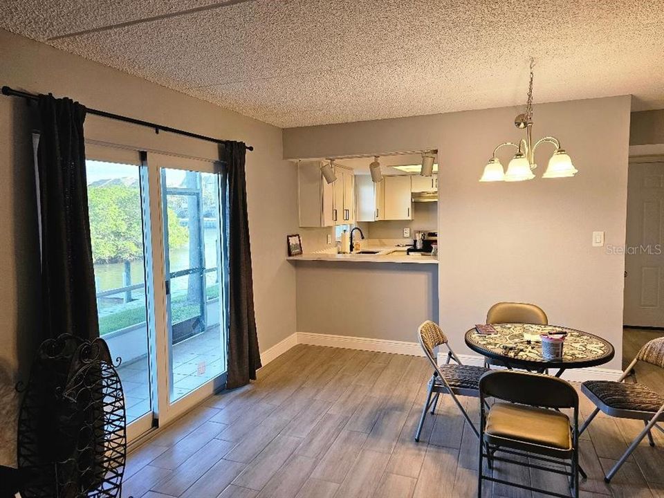 For Sale: $290,000 (2 beds, 1 baths, 1100 Square Feet)