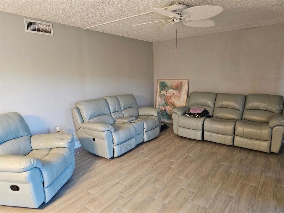 For Sale: $290,000 (2 beds, 1 baths, 1100 Square Feet)