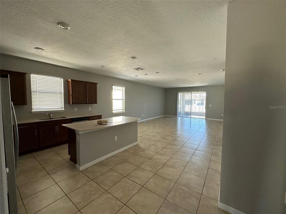 En Renta: $2,100 (4 camas, 3 baños, 2015 Pies cuadrados)