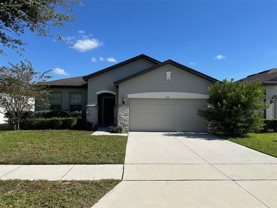 En Renta: $2,100 (4 camas, 3 baños, 2015 Pies cuadrados)