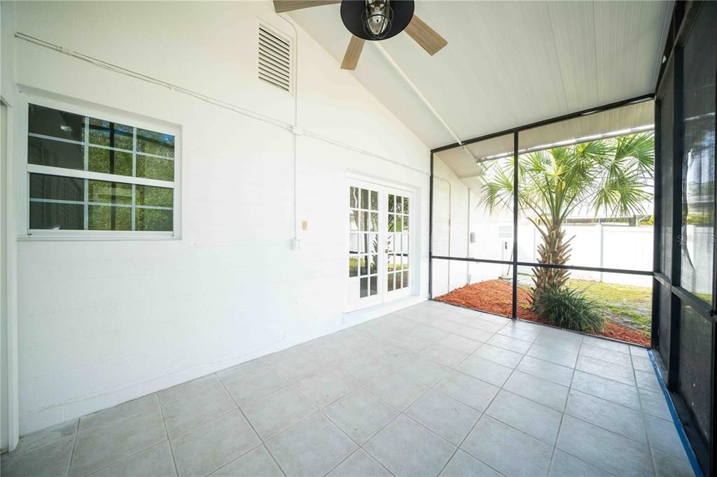 合同活跃: $334,500 (3 贝兹, 2 浴室, 966 平方英尺)