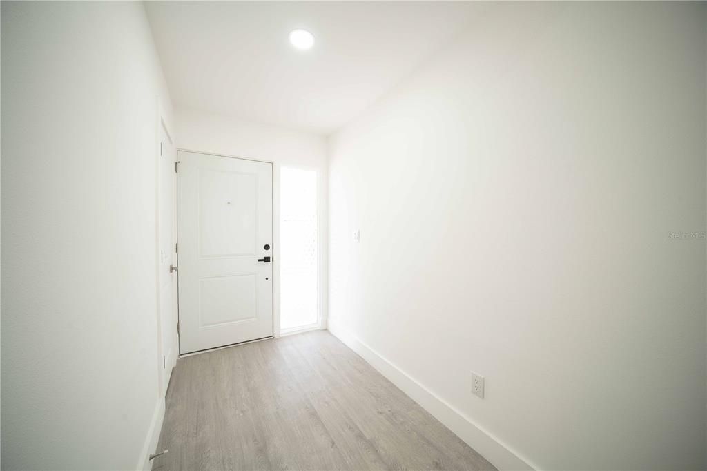 合同活跃: $334,500 (3 贝兹, 2 浴室, 966 平方英尺)