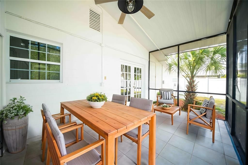 合同活跃: $334,500 (3 贝兹, 2 浴室, 966 平方英尺)