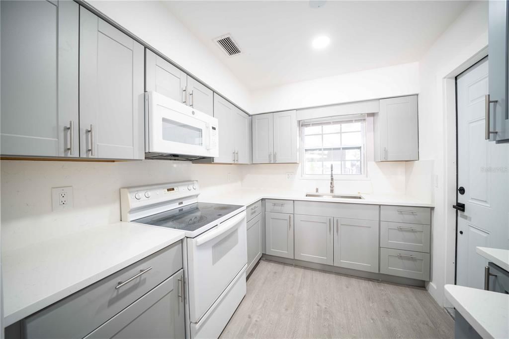 合同活跃: $334,500 (3 贝兹, 2 浴室, 966 平方英尺)