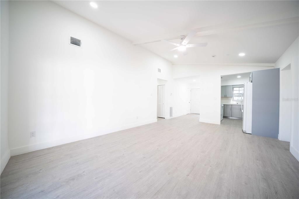 合同活跃: $334,500 (3 贝兹, 2 浴室, 966 平方英尺)