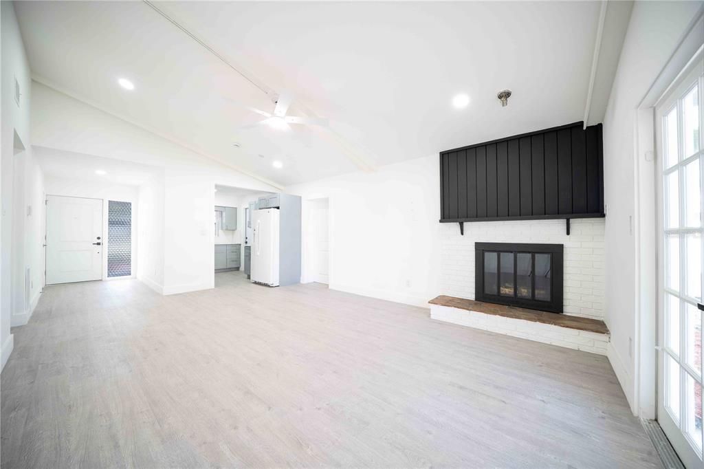 合同活跃: $334,500 (3 贝兹, 2 浴室, 966 平方英尺)