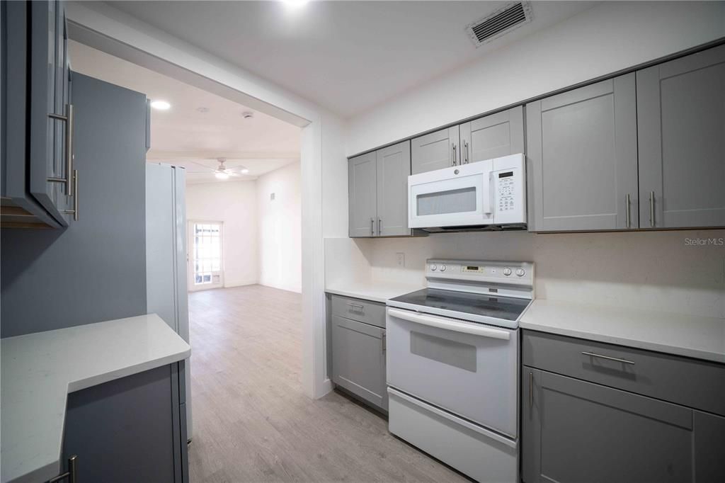 合同活跃: $334,500 (3 贝兹, 2 浴室, 966 平方英尺)