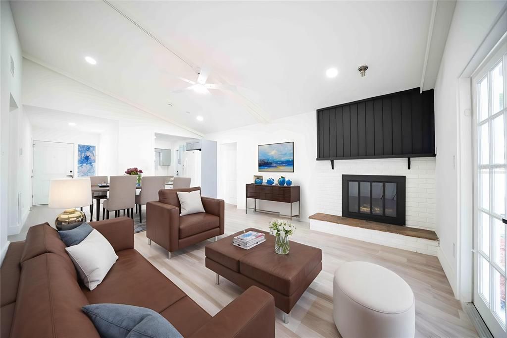 合同活跃: $334,500 (3 贝兹, 2 浴室, 966 平方英尺)