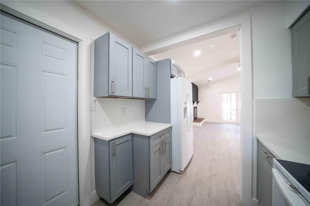 合同活跃: $334,500 (3 贝兹, 2 浴室, 966 平方英尺)