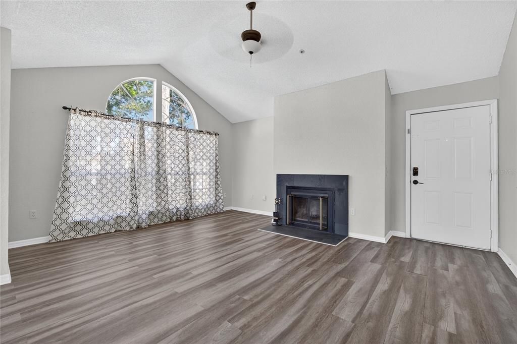 Activo con contrato: $175,000 (2 camas, 2 baños, 1130 Pies cuadrados)