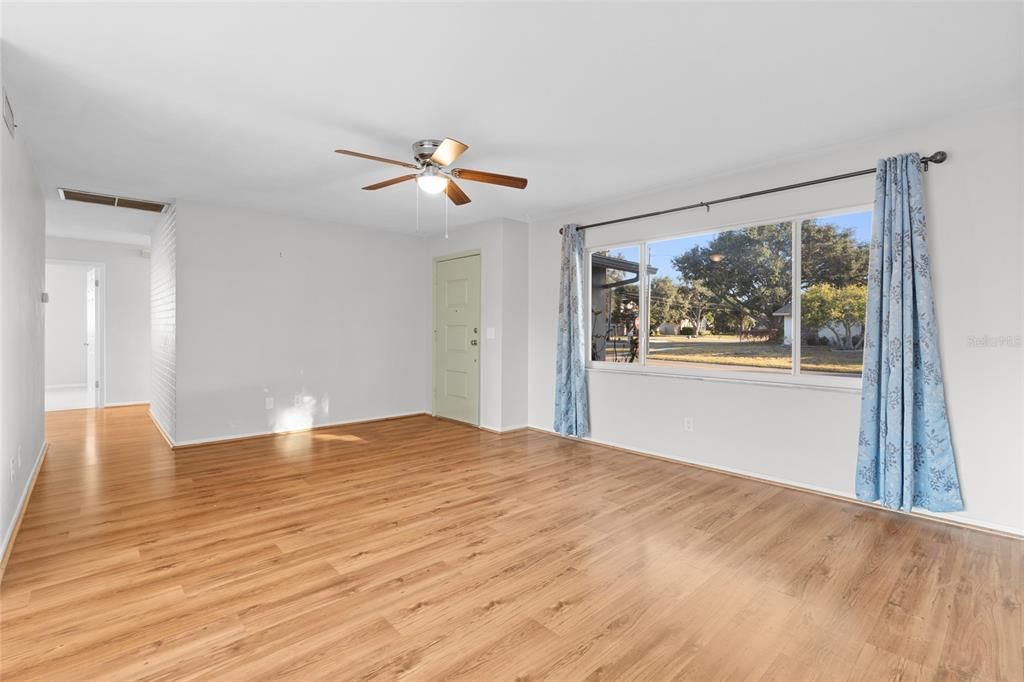 待售: $450,000 (4 贝兹, 2 浴室, 1452 平方英尺)