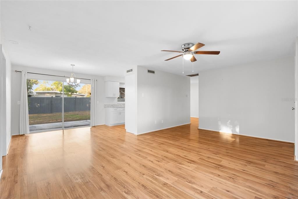 待售: $450,000 (4 贝兹, 2 浴室, 1452 平方英尺)