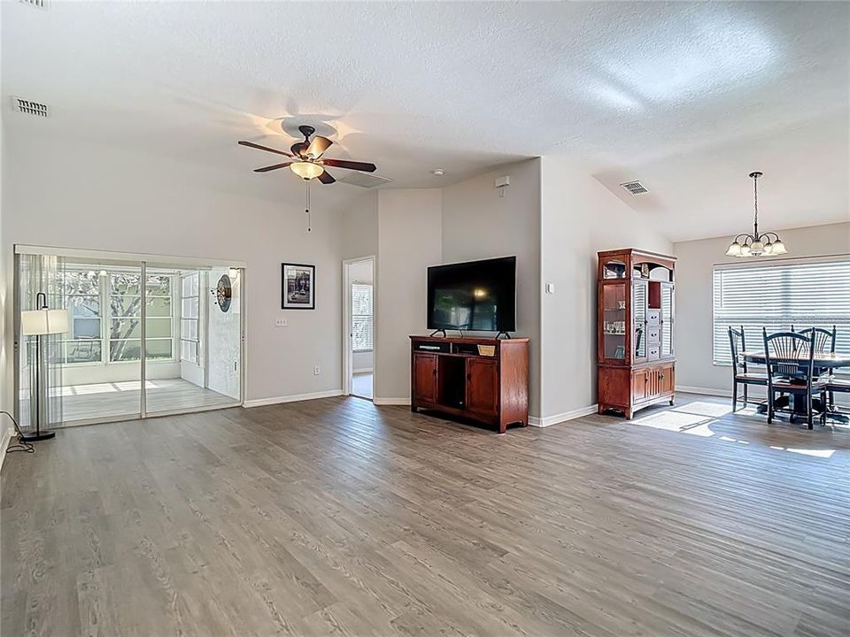 En Venta: $304,900 (3 camas, 2 baños, 1390 Pies cuadrados)