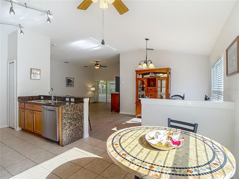 En Venta: $304,900 (3 camas, 2 baños, 1390 Pies cuadrados)