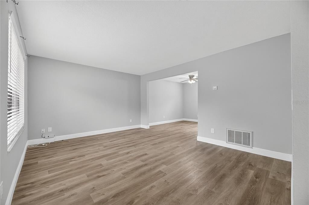 出租: $3,200 (4 贝兹, 2 浴室, 2074 平方英尺)