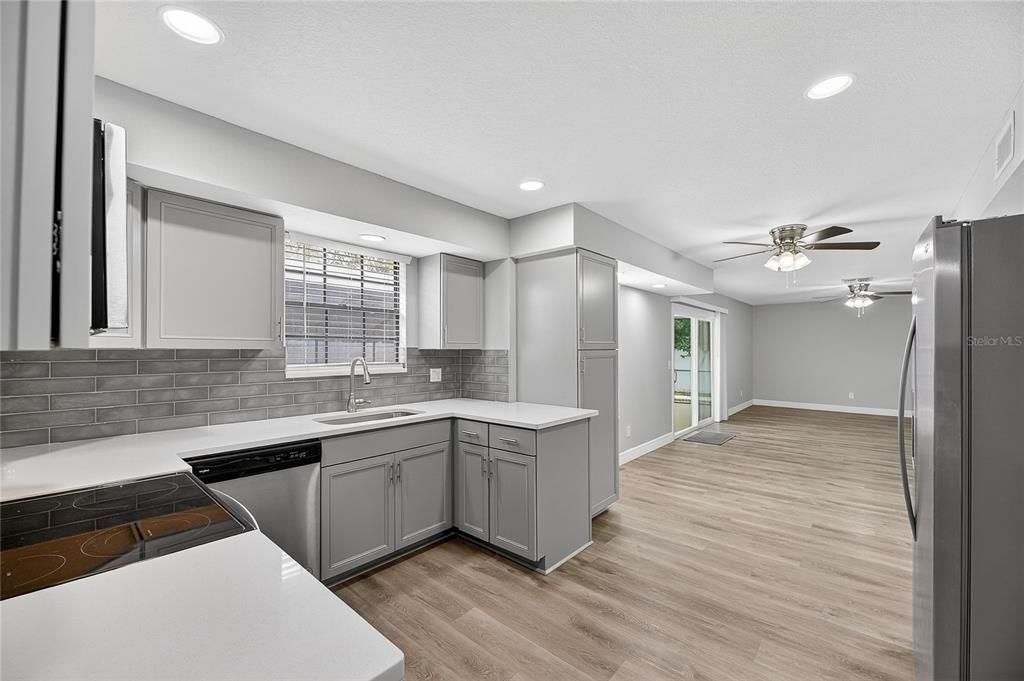 出租: $3,200 (4 贝兹, 2 浴室, 2074 平方英尺)