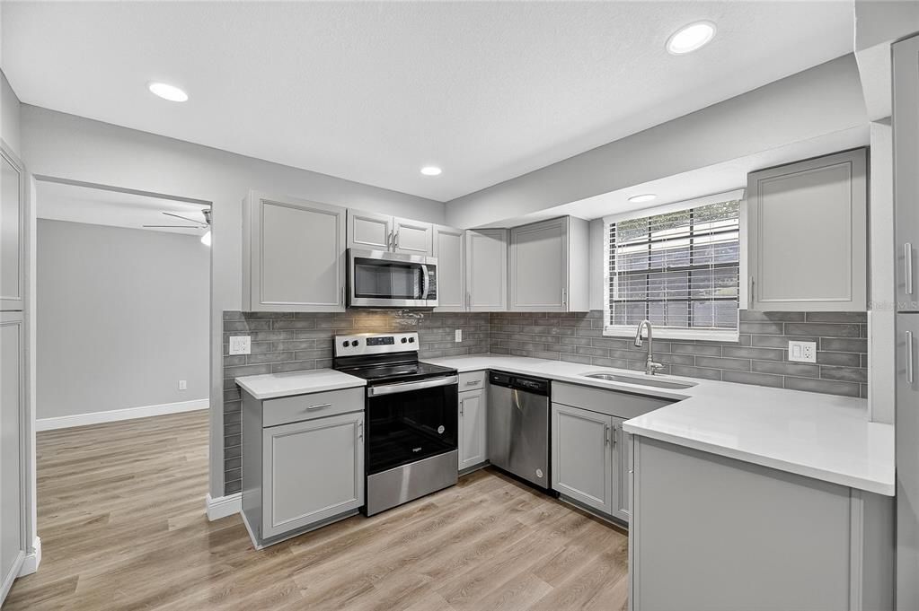 出租: $3,200 (4 贝兹, 2 浴室, 2074 平方英尺)