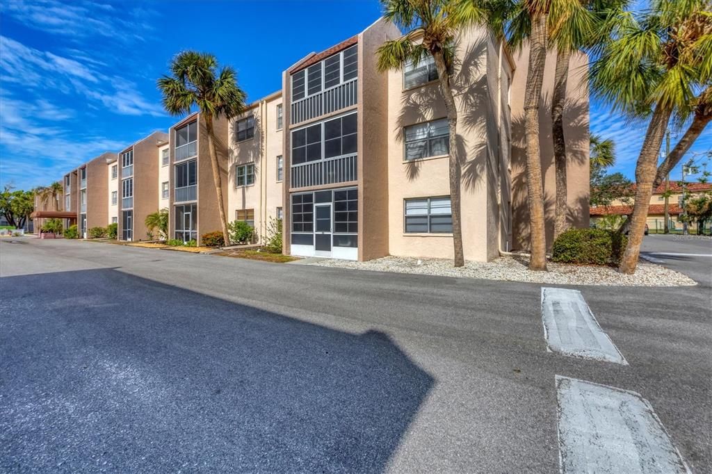 Active With Contract: $110,000 (2 beds, 2 baths, 902 Square Feet)