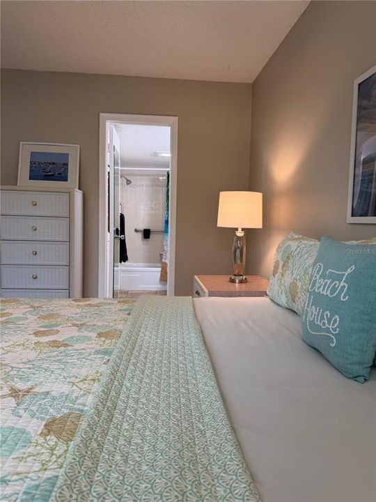 Active With Contract: $110,000 (2 beds, 2 baths, 902 Square Feet)