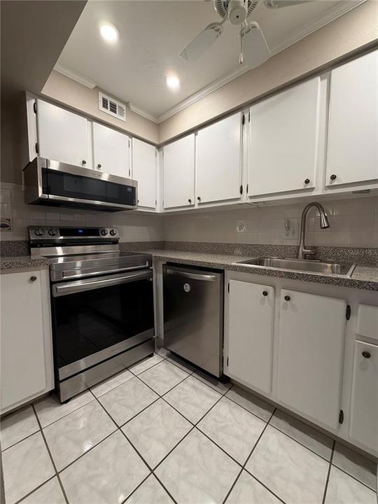 Active With Contract: $110,000 (2 beds, 2 baths, 902 Square Feet)