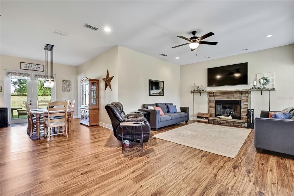 For Sale: $999,999 (4 beds, 3 baths, 2616 Square Feet)