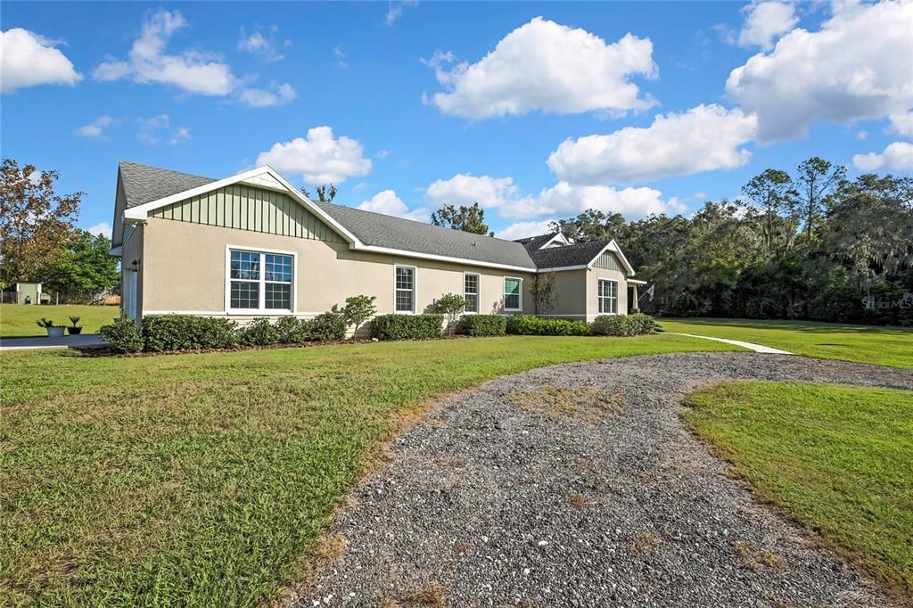 For Sale: $999,999 (4 beds, 3 baths, 2616 Square Feet)