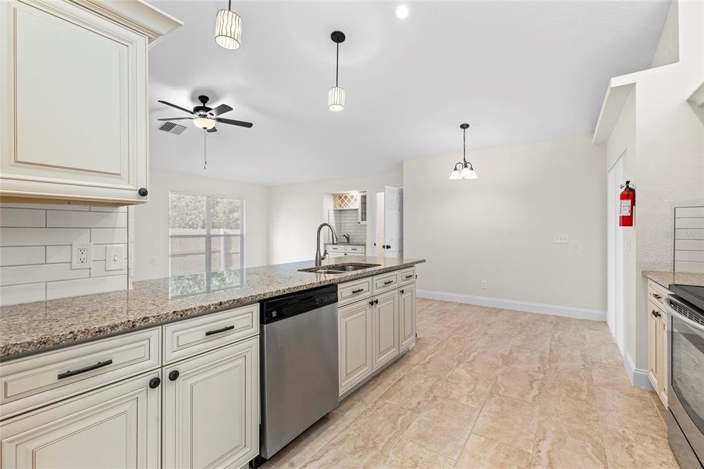 出租: $3,500 (3 贝兹, 2 浴室, 1918 平方英尺)