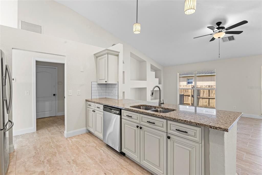 出租: $3,500 (3 贝兹, 2 浴室, 1918 平方英尺)