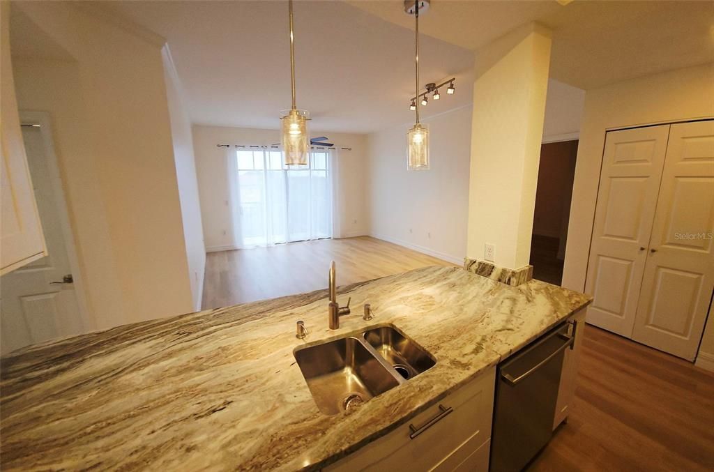 待售: $489,000 (2 贝兹, 2 浴室, 1051 平方英尺)