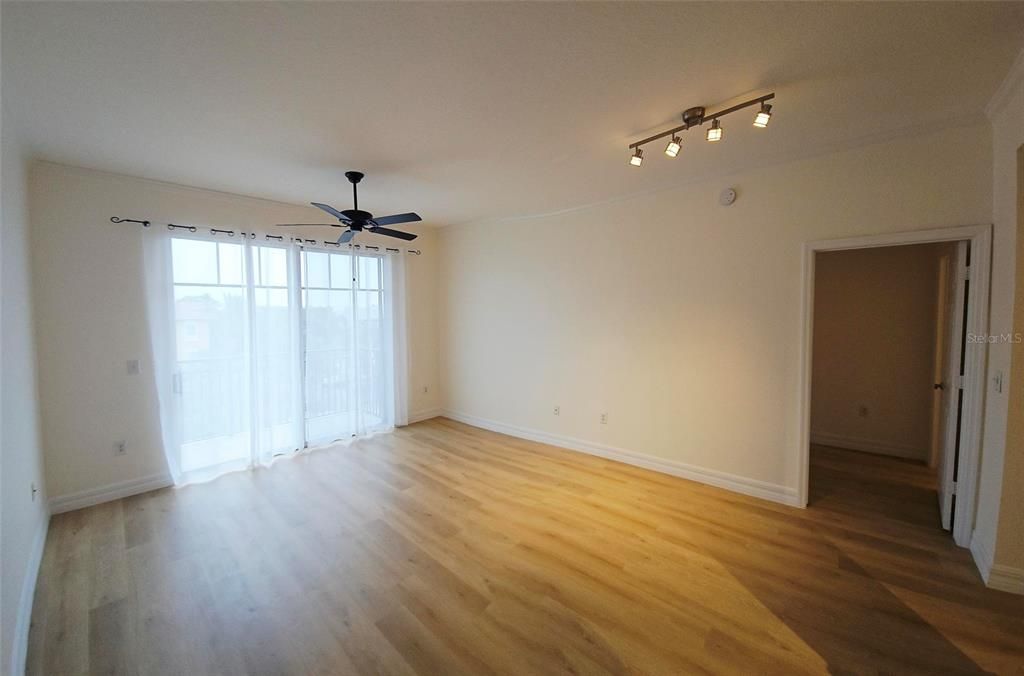 待售: $489,000 (2 贝兹, 2 浴室, 1051 平方英尺)