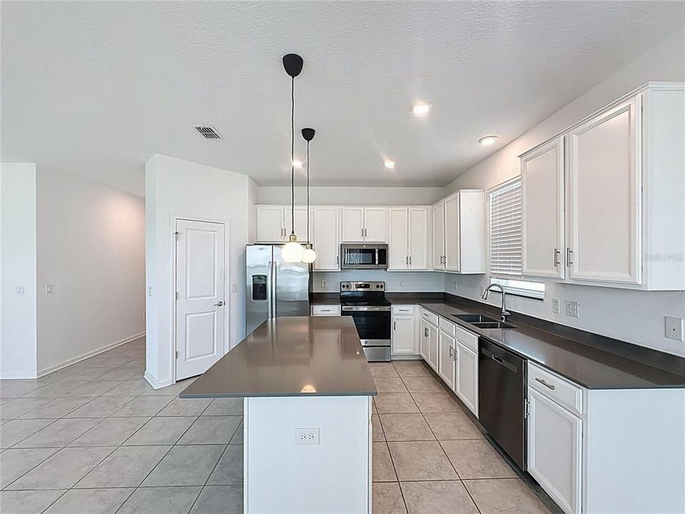 For Sale: $389,900 (4 beds, 2 baths, 1877 Square Feet)