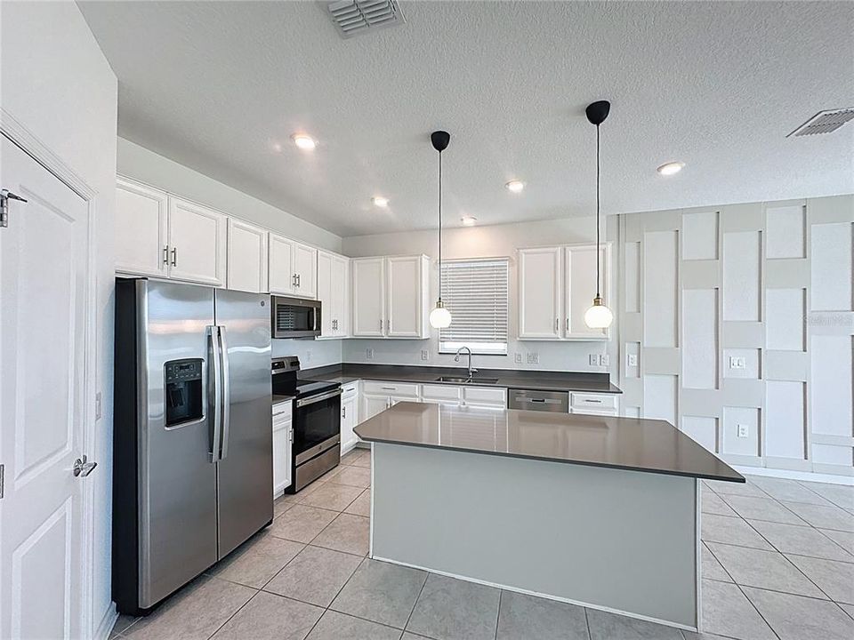 For Sale: $389,900 (4 beds, 2 baths, 1877 Square Feet)