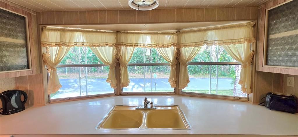 For Sale: $98,900 (2 beds, 1 baths, 754 Square Feet)