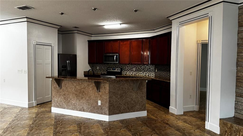 合同活跃: $2,500 (4 贝兹, 2 浴室, 1978 平方英尺)